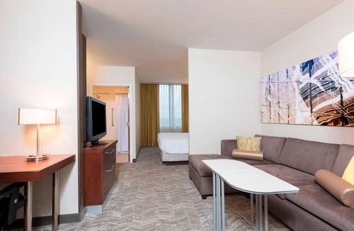 Norwood Park Hotel | Relax in 2 Family-Friendly Suites w/Heated Pool & Hot Breakfast Near Airport