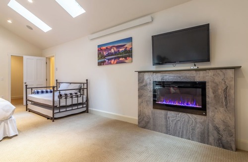 Warnick Cabin | Mt Baker Ski Base: Fast Wi-Fi & Comfy Living Areas