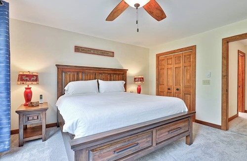 Plymouth Condo | Hawk Mountain retreat near Okemo with wifi, washer/dryer & deck