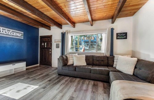 Arrowbear Lake House | Dog-friendly retreat with fast WiFi, washer/dryer & wood-burning fireplace
