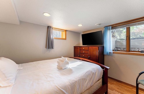 Oakdale Apartment | 2BR Basement - Near St Paul - WFH Desk & Patio