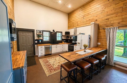Double Springs House | Lakefront Paradise in Double Springs, AL 6BR Cabin with Private Dock