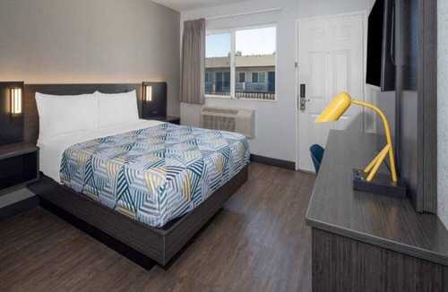 Fontana Apartment | ADA Queen Bed|RI Shower|Mini Fridge