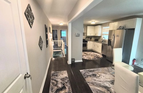 Church Street House | Beautiful Peaceful 4-bedroom house with AC - 10 mins from Downtown