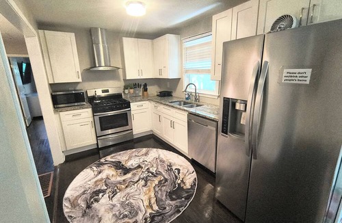 Church Street House | Beautiful Peaceful 4-bedroom house with AC - 10 mins from Downtown