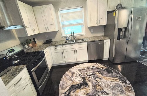 Church Street House | Beautiful Peaceful 4-bedroom house with AC - 10 mins from Downtown