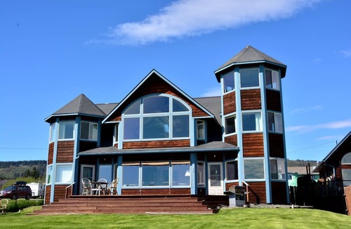 Homer House | Stunning Beachside Vacation Rental for Family or Group Glamping Escapes to Alaska