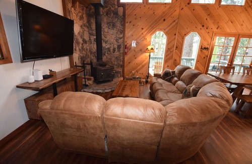 Dorrington Cabin | Dave's Den Large Game Room Loft, Close to Bear Valley, Outdoor Adventure
