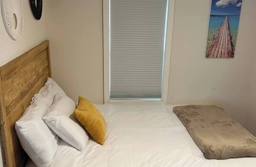 Warwick House | Cozy Oakland Beach bungalow for 2! One block from the water and a short walk to beaches, restaurants, and shops. Includes a living room, kitchen, bedroom, and full bath.