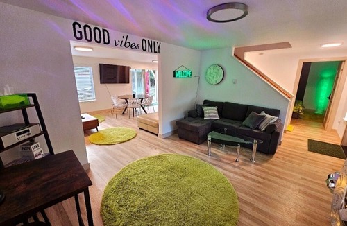 Pierce County House | Modern House, sleeps 10, 15 Minutes to the Entrance of Mt.Rainier.