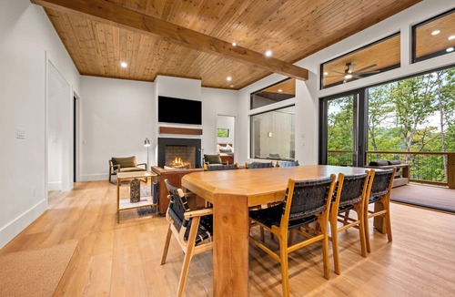 Mill Spring House | Peaceful Lake Front Retreat: Sleeps 14, Pet & Family Friendly Near TIEC