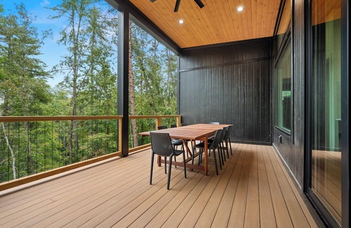 Mill Spring House | Peaceful Lake Front Retreat: Sleeps 14, Pet & Family Friendly Near TIEC