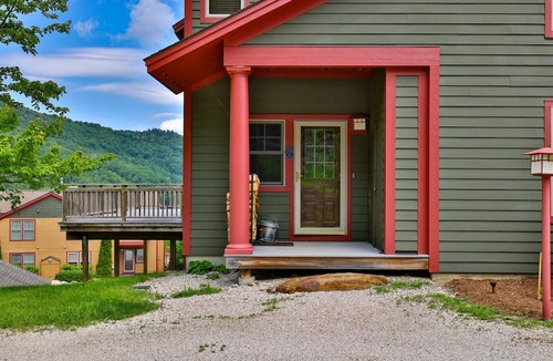 Killington Condo | Meyer Chalet de Esqui at Topridge | Ski-In/Out 4BR Bear Mtn Retreat w/Pool & Fireplace