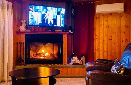 Green Valley Lake Cabin | Charming 2-bedroom cabin in Green Valley Lake with AC, WiFi