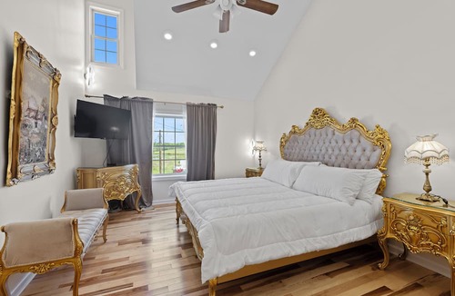 Mt. Bethel House | Mountain Valley Mansion/200-Acre Farm/Sleeps 34/Outdoor Pool + Jacuzzi