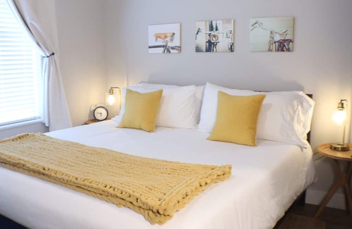 Rogers Apartment | Bike-themed 2BR with king suites, pool & minutes to OZ Trails.