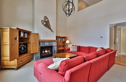 Killington Condo | Topridge Style 3BR/4BA with Hot Tub, Ski On Ski Off, Mountain Views and Discounted Ski Rentals