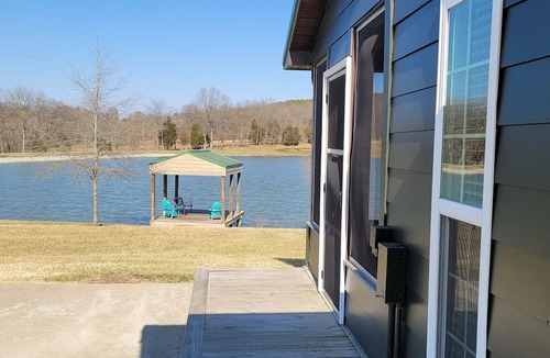 Buncombe Cabin | Shawnee Wine Trail Cabin on Lake, near Shawnee National Forest with Hot Tub.