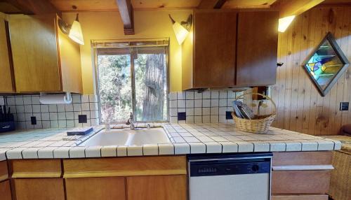 Cedar Glen House | Retro Cabin Lake Arrowhead | Walk to Lake + Near Village