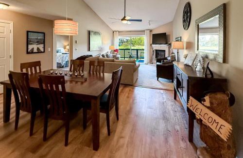 Bretton Woods Apartment | S29 Top-Floor Bretton Woods Condo with Stunning Mount Washington Views & Cozy Fireplace