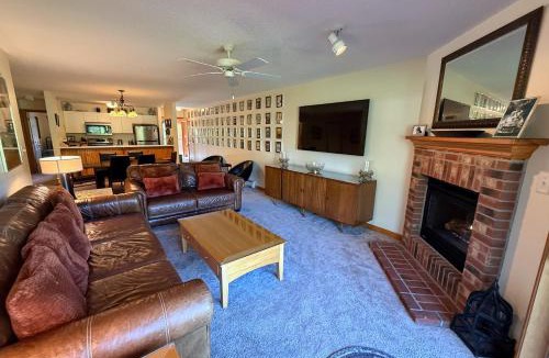 Bretton Woods House | S35 Pet-Friendly Bretton Woods Condo - AC, Fireplace, Near Ski Area - King Bed and Mountain Escape
