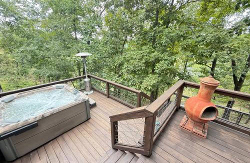 Lowell House | Cozy Beaver Lake Getaway