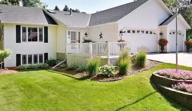 Beautiful home 1 minute from Shattuck St. Mary's school!