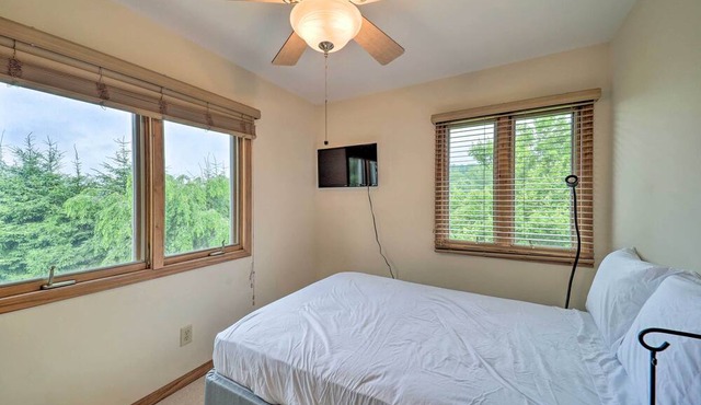 Spruce Pine Retreat w/Gas Grill + Mtn Views!