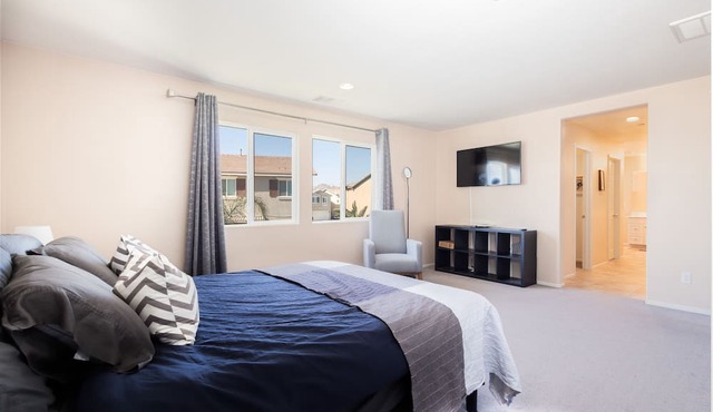 Spacious Modern Riverside Home 4BDR - 3BA Sleeps 10 in Jurupa Valley