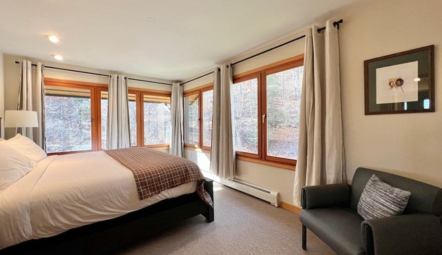 Outland Chalet & Suites Great Smoky Mountains in Whittier