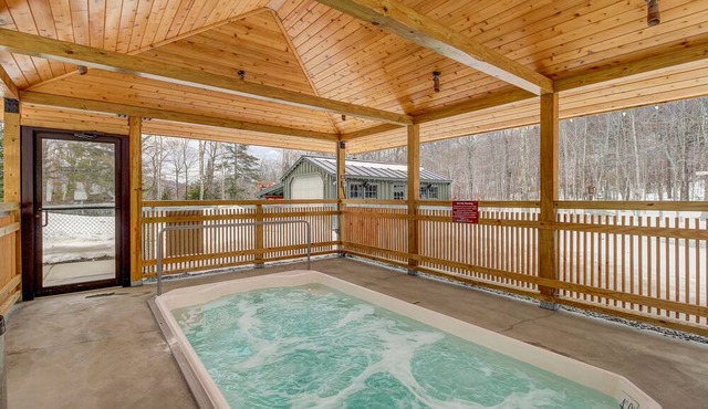 Inviting condo with skiing, pool, hot tub, tennis, fireplace & W/D