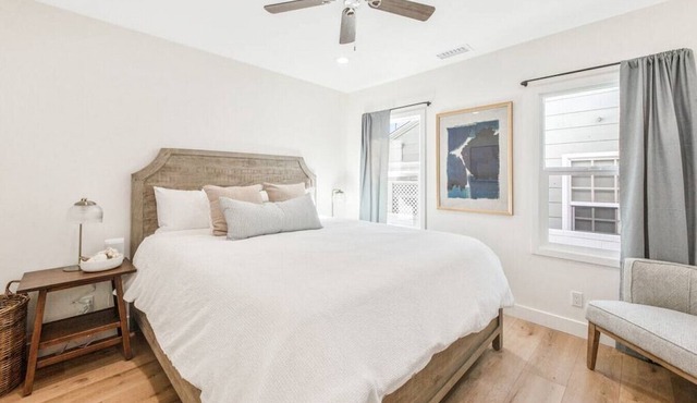 LUXURY 2bdrm Townhome- Close2️⃣Beach & Main St! E-bikes! Pet friendly!