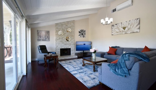 Calabasas Modern design Stunning inside & out with a mountain view Relax & Quiet in calabases