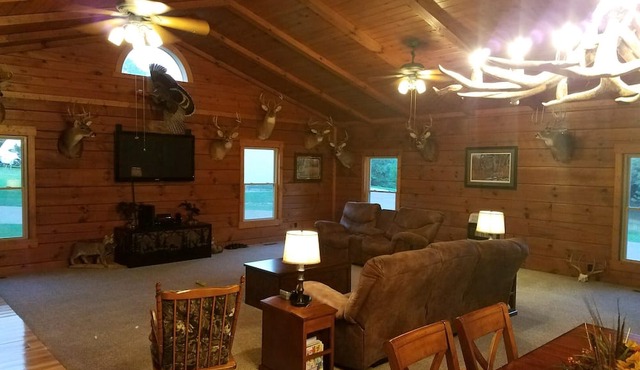 Log Cabin Adjoining Shawnee National Forest in Brookport