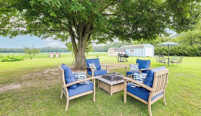 Getaway on 1/2 Acre w/Deck in Georgetown