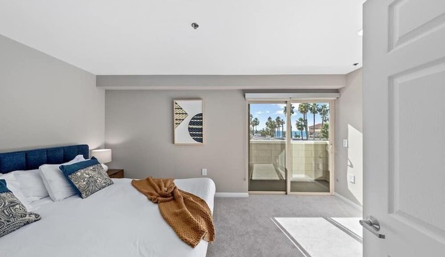Exquisite Ocean View 2-Story Haven -Top Floor in Santa Monica