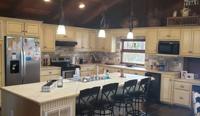 Charming 4-bedroom/4-bath lake cabin with WiFi and AC on beautiful Lake Martin
