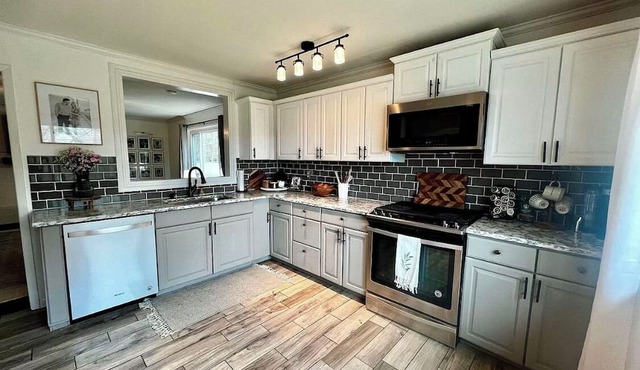 Memories at Cedar Lane. Charming 3-bedroom house in enchanting Guntersville