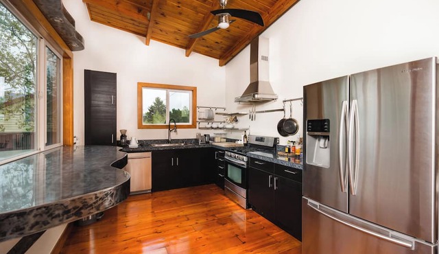 Cozy 2-bedroom cabin in Heeney with lake access and stellar deck views in Silverthorne