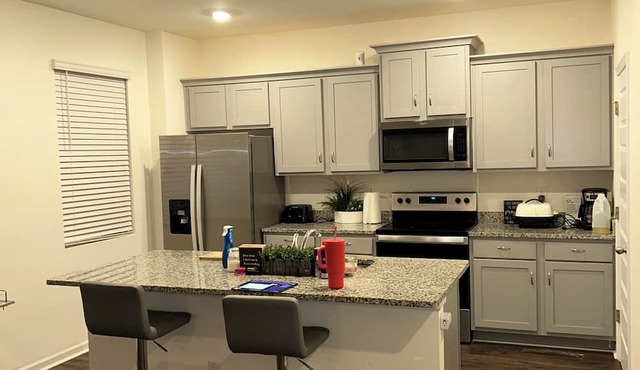 Clean and stylish 1-bedroom with WiFi, AC near ATL