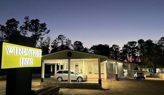 Quiet Lodge, with FREE WIFI and FREE BREAKFAST. Pet friendly!