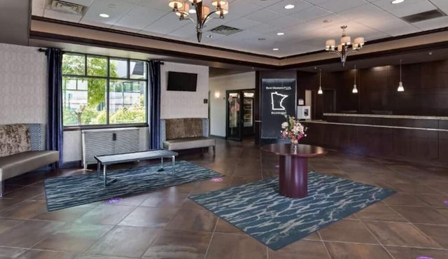 Ideal Family Getaway: Fun Water Park & Comfy Lodging Near Mall