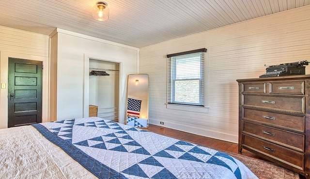 Americana Cottage nestled in the mountains outside of Asheville!