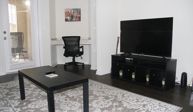 Spacious Apt in Sanford, FL, High Ceilings, Washer/Dryer w/ Patio, Pool Access
