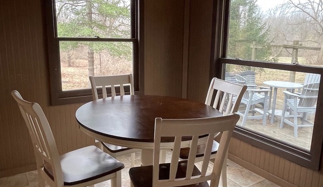 Country, hideaway cabin close to town, 15 minutes from wineries