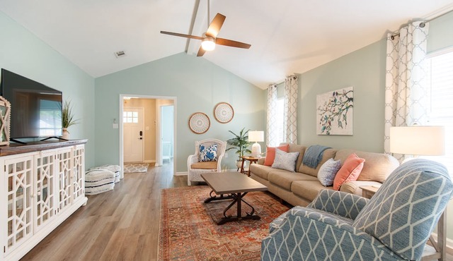 Charming Bungalow- Sleeps 8, Close to Moody AFB/Freedom Park & Pet Friendly!