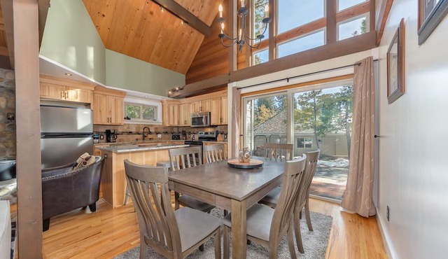 Pinecone Peak-Updated Cabin with Huge Recreation Room and Flat Level Driveway! in Dorrington