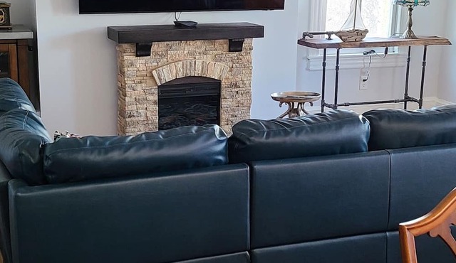 Historic home in downtown Milton w/hot tub. Quick drive to the Delaware beaches!