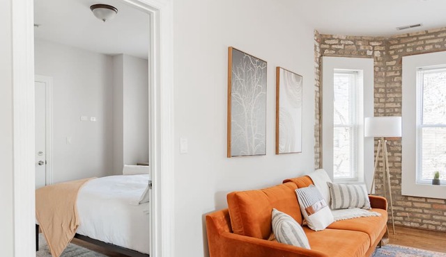 Comfy and Chic Escape 2BR and 2BA in Little India in Chicago
