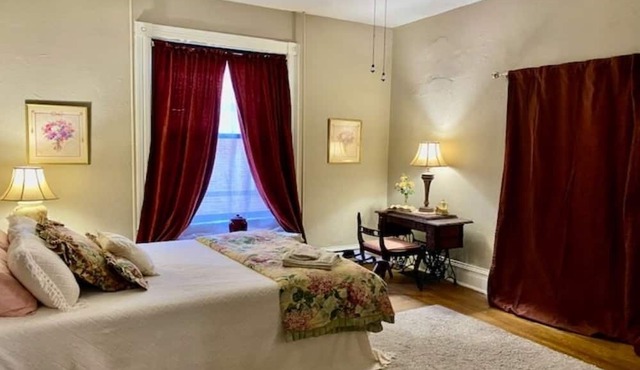 Crescentia House -1884 Victorian! in Saint Marys